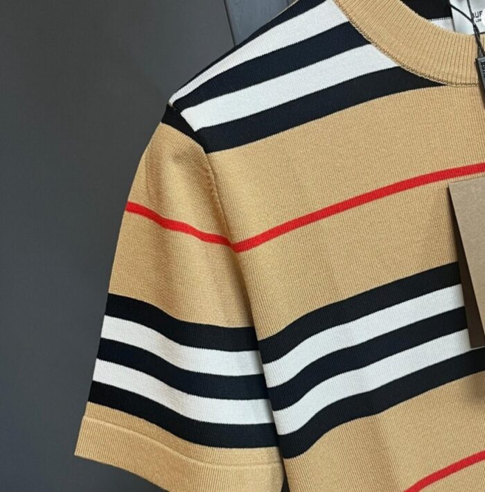 ⁦BURBERRY T-SHIRT⁩ - الصورة ⁦3⁩