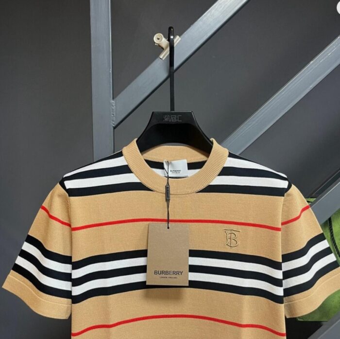 ⁦BURBERRY T-SHIRT⁩ - الصورة ⁦2⁩