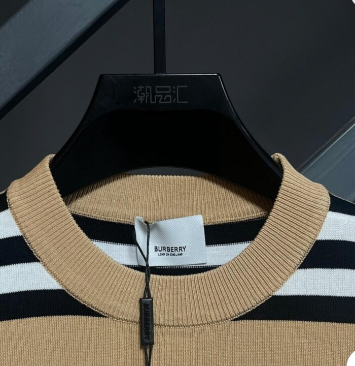 ⁦BURBERRY T-SHIRT⁩ - الصورة ⁦4⁩